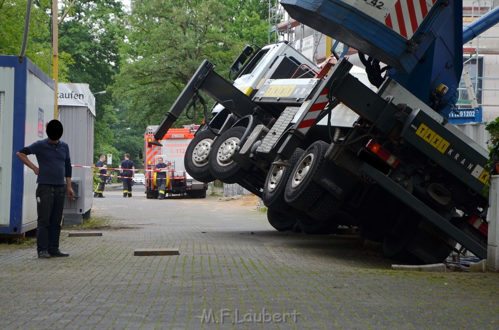 Autokran umgestuerzt Bensberg Frankenforst Kiebitzweg P036.JPG - Miklos Laubert